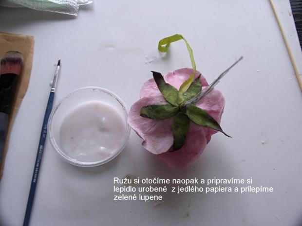 Lepidlom prilepíme zelené lupene. Ruža z jedlého papiera 2 22