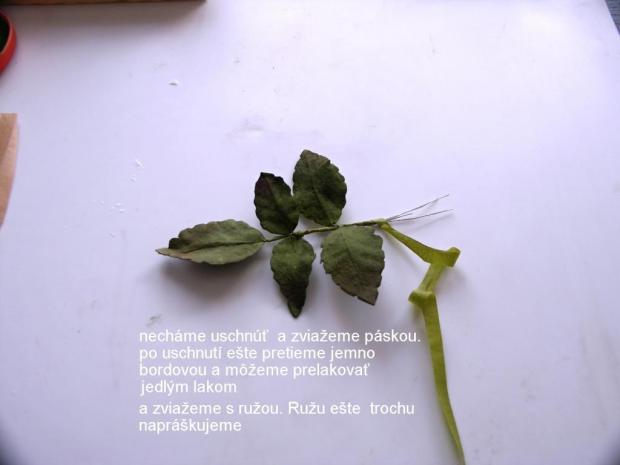 Počas sušenia listy zviažeme páskou. Po uschnutí ešte jemne pretrieme bordovou farbou, môžeme ich prelakovať jedlým lakom. Potom listy zviažeme s ružou. Ružu ešte trochu poprášime. Ruža z jedlého papiera 2 27