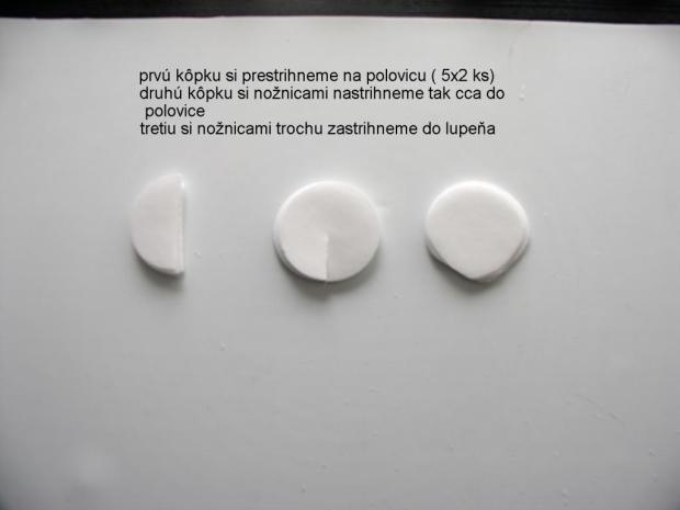 Prvú kôpku si prestrihneme na polovicu (5 x 2 ks). Druhú kôpku nožnicami prestrihneme tak cca do polovice. Tretiu nožnicami trochu zastrihneme do lupeňa. Ruža z jedlého papiera 2 5