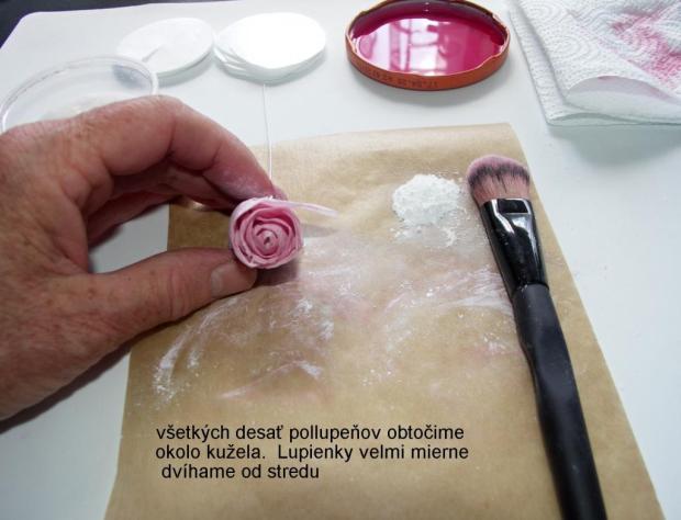 Všetkých 10 polovičných lupeňov obtočíme okolo kužeľa. Lupienky mierne dvíhame od stredu. Ruža z jedlého papiera 2 8