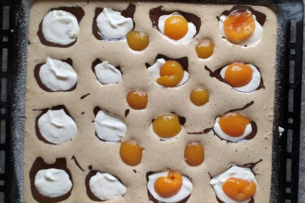 Šťavnatý tvarohový koláč s marhuľami - recept postup 2