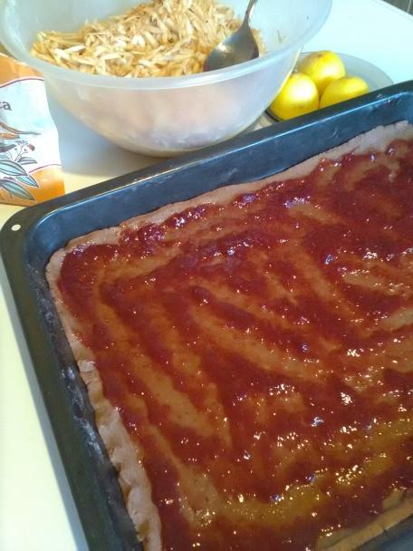 Jablkový koláč s bielkovou penou. - recept postup 5