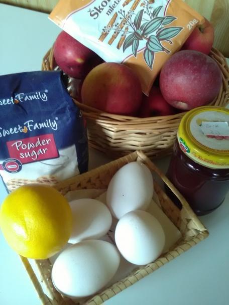 Jablkový koláč s bielkovou penou. - recept postup 2