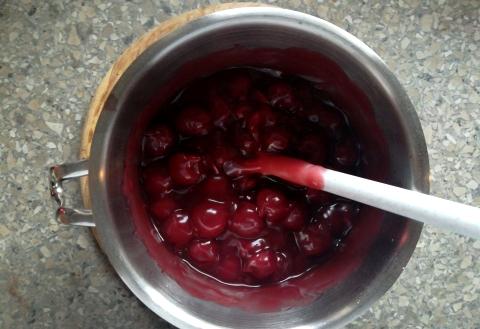 Schwarzwaldská višňová torta - recept postup 4