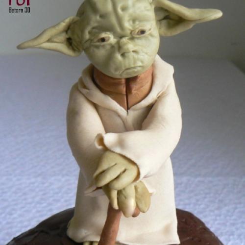 YODA-figurka, torta bola obycajna cokoladova, akoby skala (podla priania oslavenca)
