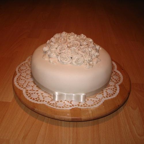 svadobná torta s ružičkami