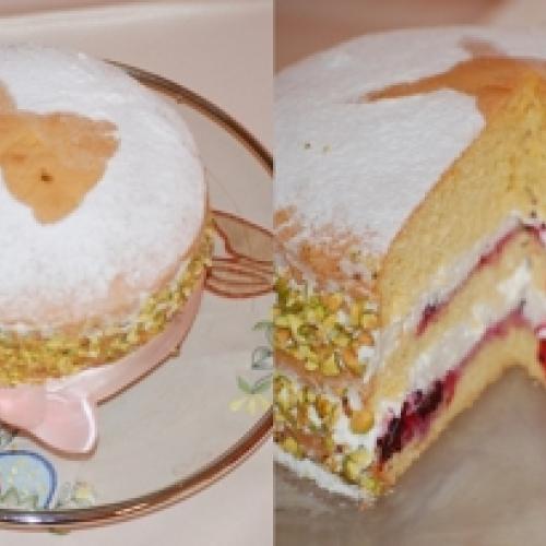 Torta s malinami a pistáciami
