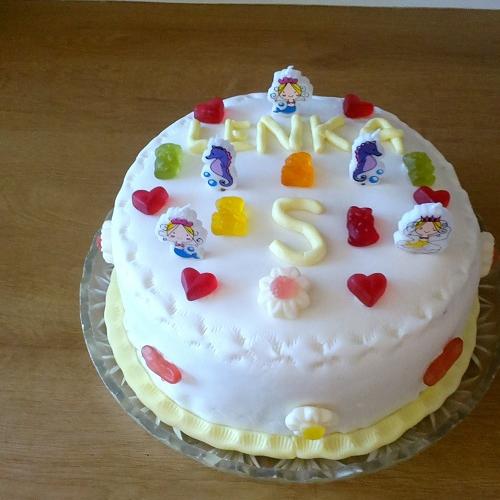 Moja prvá poťahovaná torta pre moju dcérku.