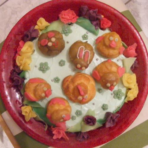 Velkonocna s profiteroles figurkami