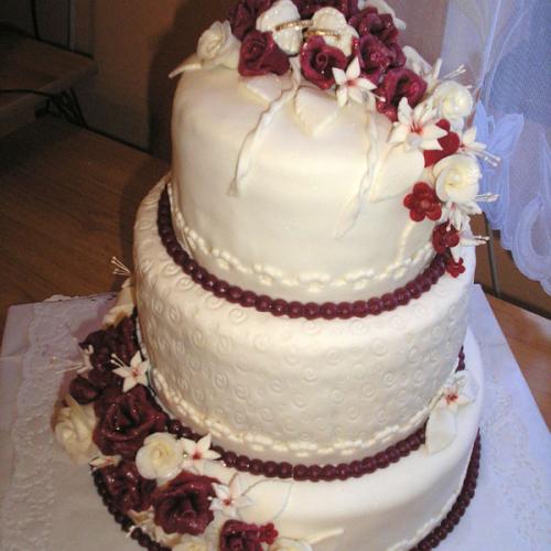 Svadobná poschodová torta
