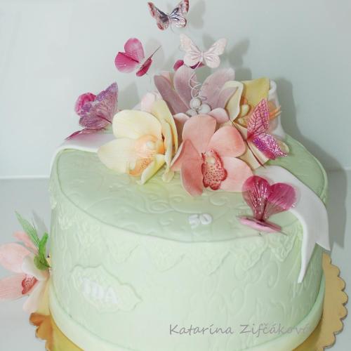 orchideiky a želatínové motýle na torte
