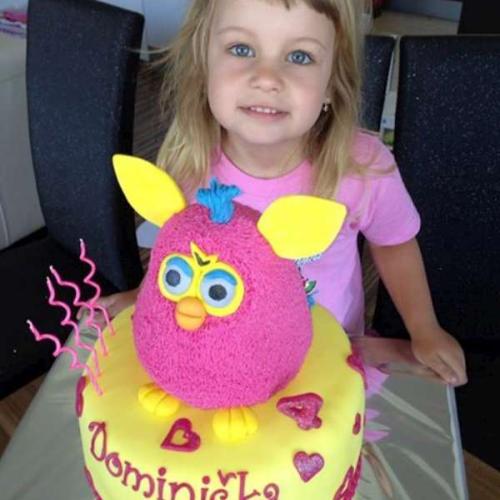 moja dcéra s jej furby tortou