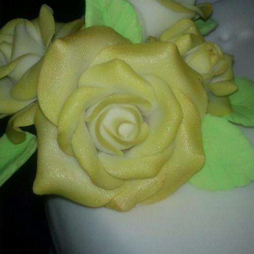 detail ruzi zo svadobnej torty :)