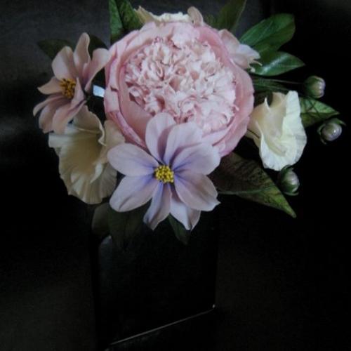 Pivonka, eustoma, croton a cosmos