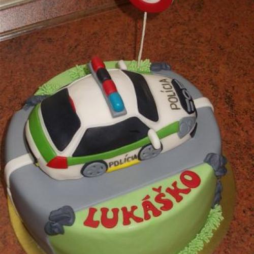 s policajným autom.