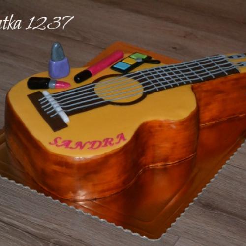 gitara a šminky pre mladú slečnu