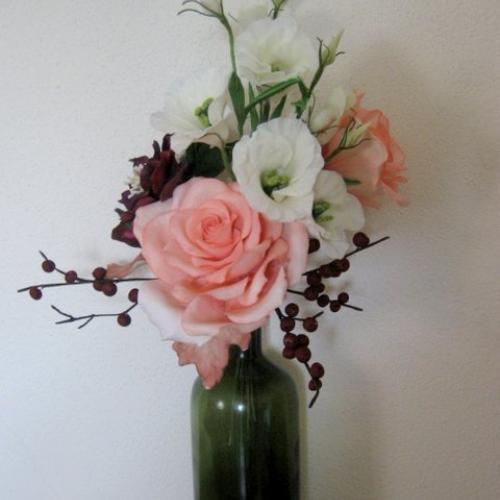 Eustoma, ruža, berries