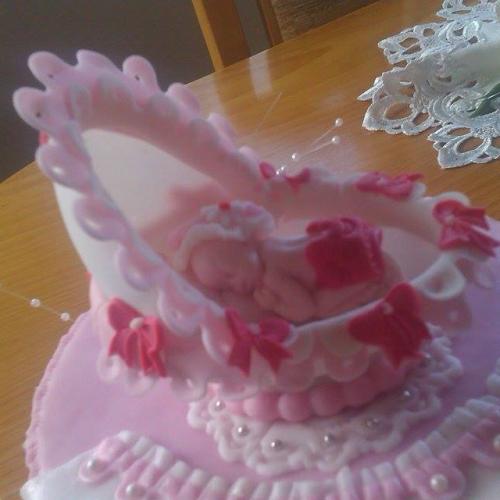 Detail na kolísku-bábätko s klobúčikom