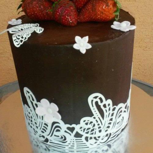 Nepoťahovaná torta s krajkou a ovocím :)