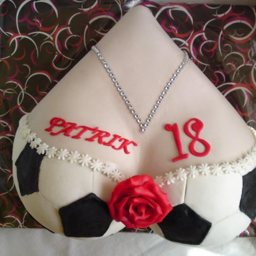 Prsia pre futbalistu...