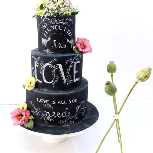 Čierna svadobná tortička (Chalkboard cake)