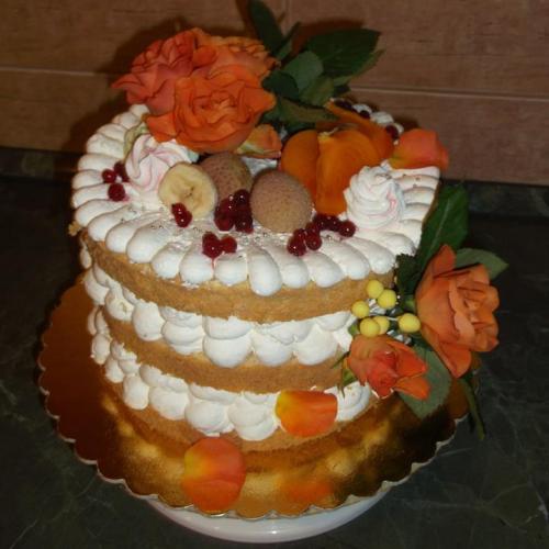 Nahá torta s živými ružičkami