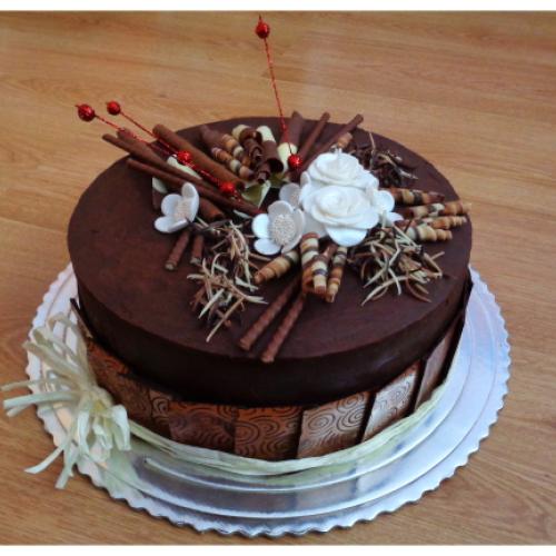 Torta s ganážom a čoko ozdobami