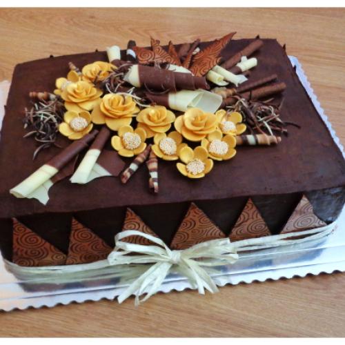 Torta s ganážom a čoko ozdôbkami
