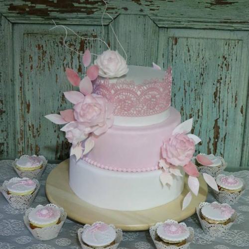 svadobna torta s kvetmi z jedleho papiera