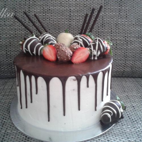 torta so stekancami a jahodkami
