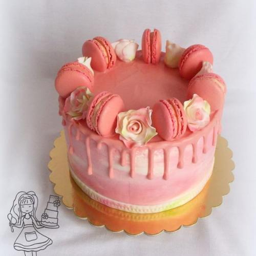 krémový drip cake s makronkami