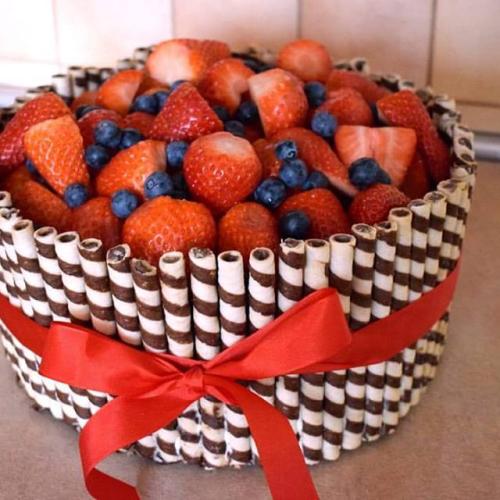 Čokoládová torta s mascarpone krémom a jahodami