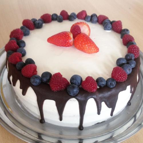 Vanilková torta s mascarpone tvarohovým krémom a ovocím