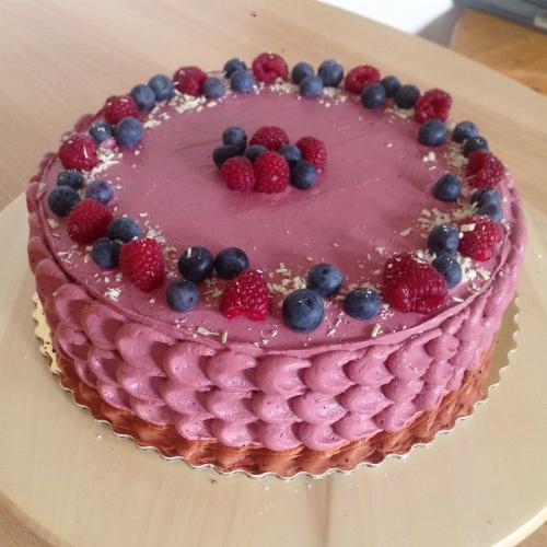 Čokoládová torta s lesným ovocím