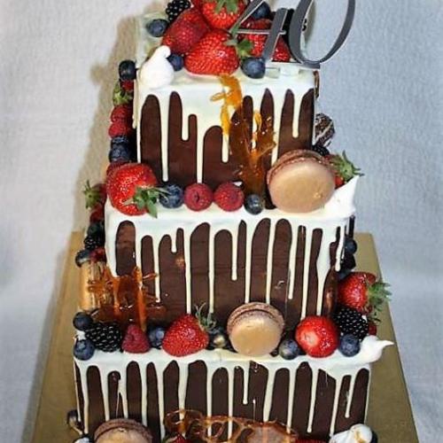 Poschodová drip torta