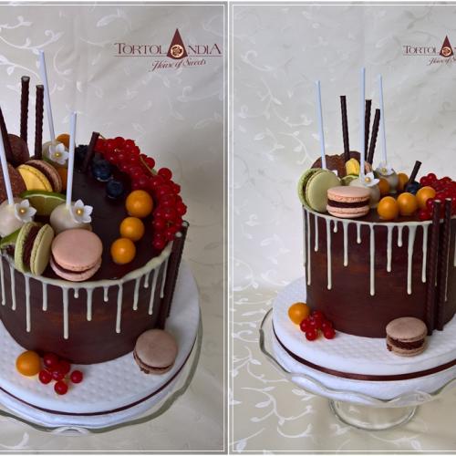Drip cake s makrónkami a ovocím