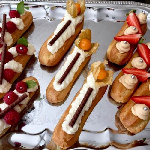 eclairs s karamelovým a kokosovým krémom