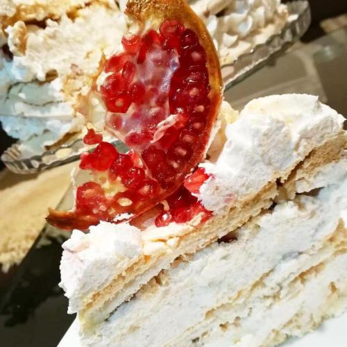 Pavlova torta s granátovým jablkom