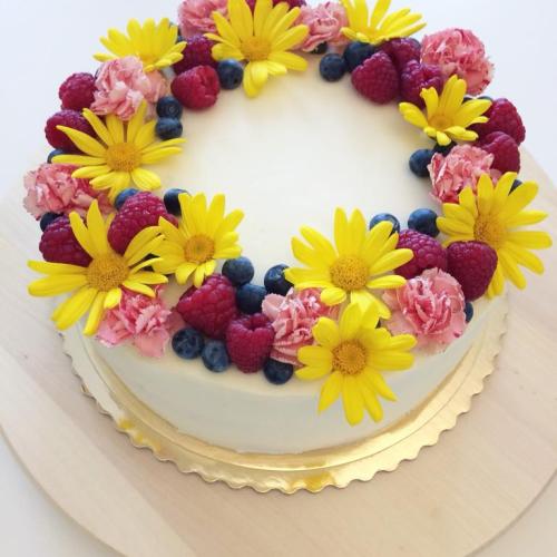 Vanilková torta s bielou čokoládou, malinami a jedlými kvetmi