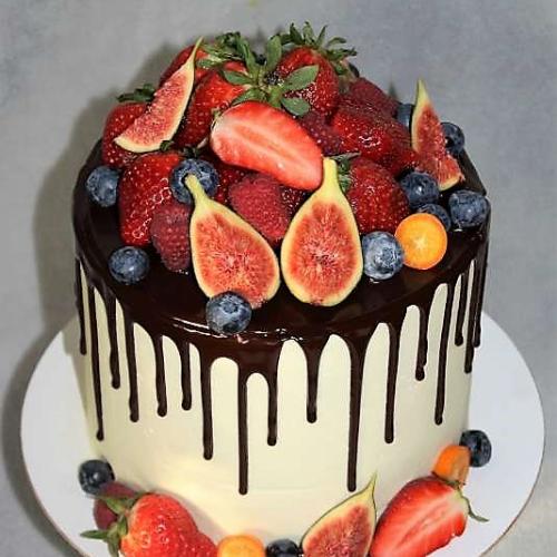 Čokoládová drip torta s ovocím