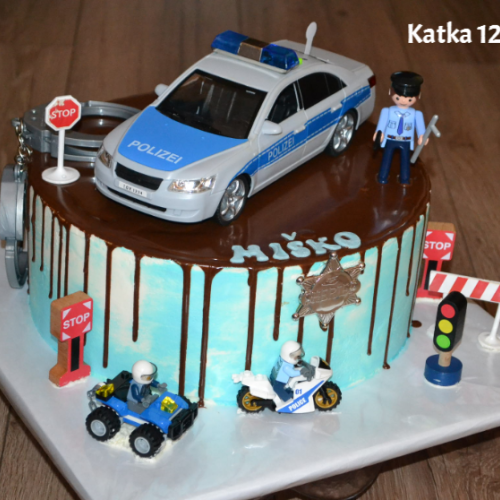krémová torta pre malého policajta s hračkami