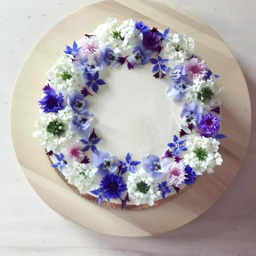 Vanilková torta s jedlými kvetmi