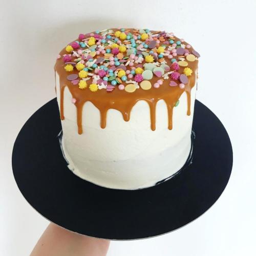 Vanilková torta s malinami a slaným karamelom