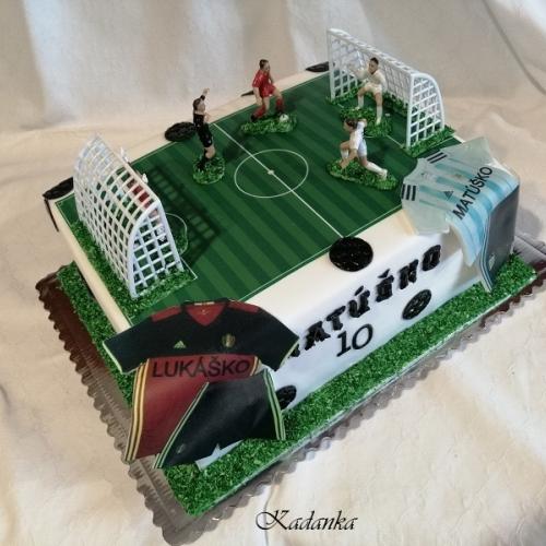 Futbalové ihrisko s hráčmi a dresmi...
