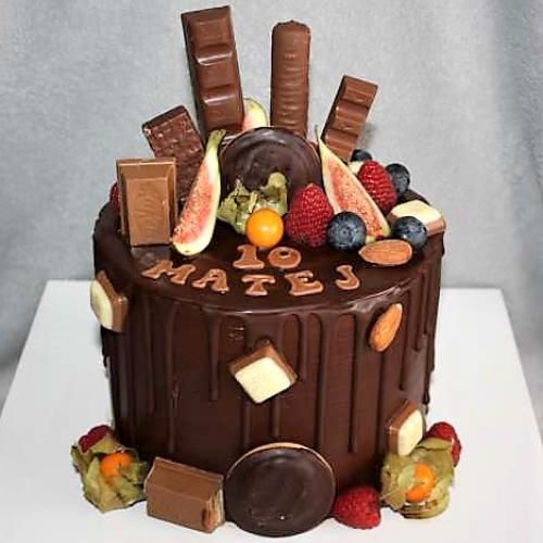 Čokkoládová drip torta s čokoládkami
