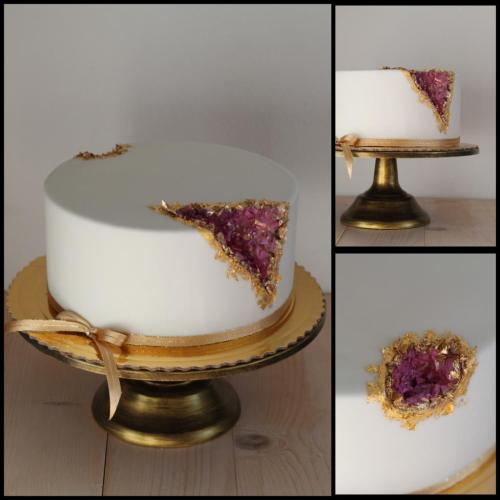 Minimalistická s detailom,, geode" a 24k zlatom