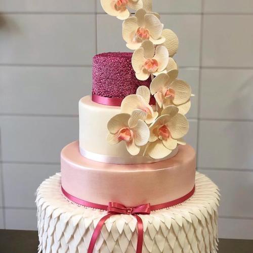 Svadobná torta plná orchideí