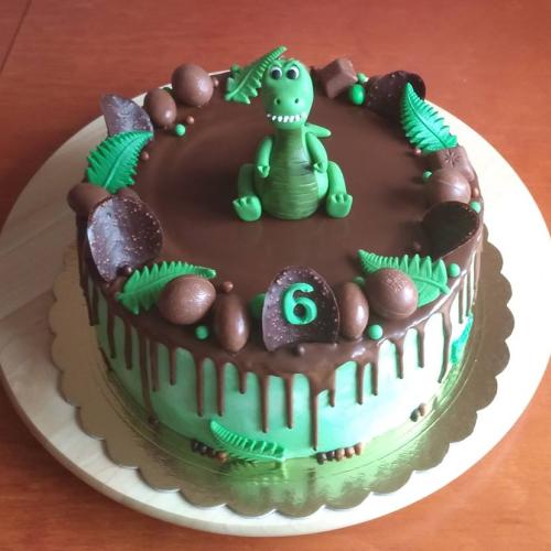 Drip torta s dinosaurom