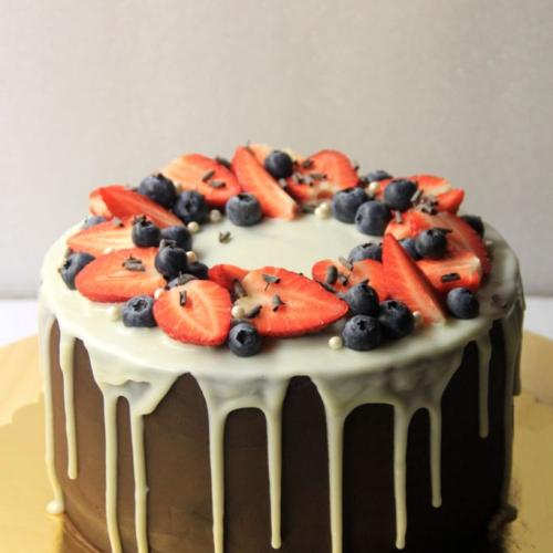 Drip cake s ovocem