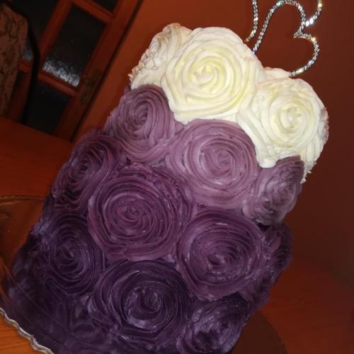 Svadobná torta fialová
